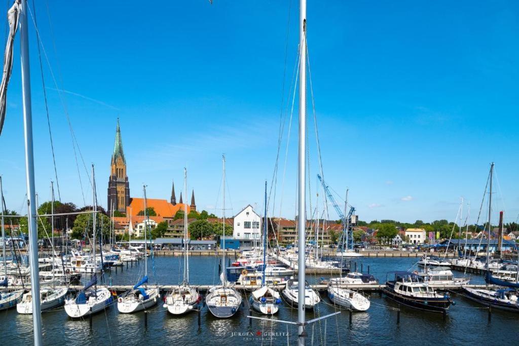 Hausboot Gluecksmomente Mit Dachterrasse In Schleswig Am Ostseefjord Schlei Luaran gambar