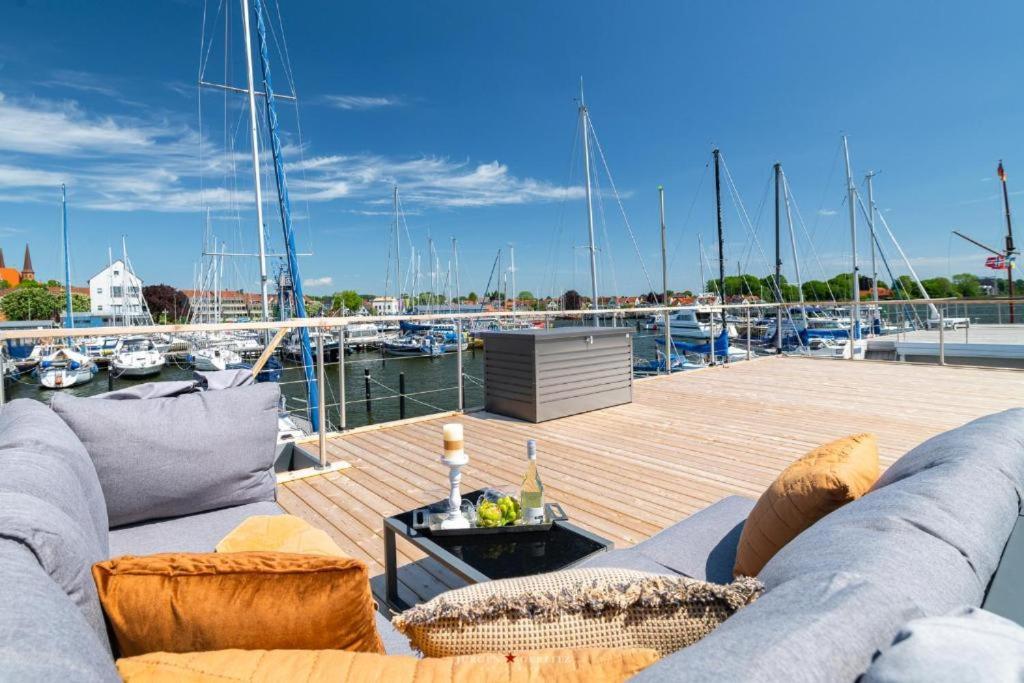 Hausboot Gluecksmomente Mit Dachterrasse In Schleswig Am Ostseefjord Schlei Luaran gambar